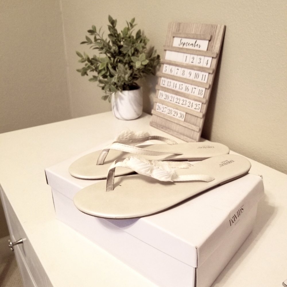 David's bridal wedding flip flops, cream, flower detail, size 10